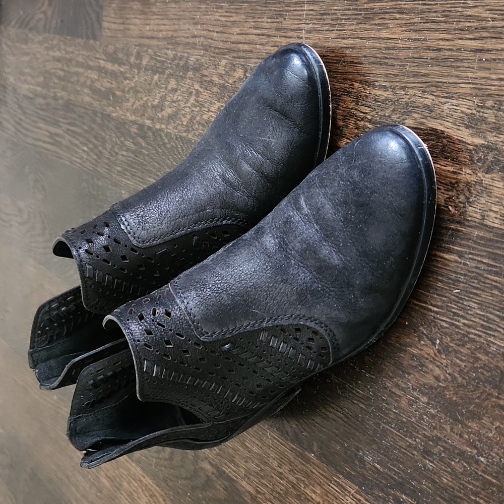 Vince Camuto Black Leather cut out booties